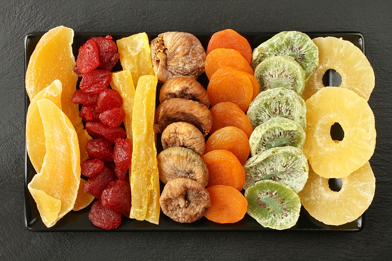 千庫(kù)網(wǎng)_芒果、木瓜、獼猴桃、菠蘿、干草莓、無(wú)花果、杏子等水果, 躺在黑色石頭表面的黑色陶瓷板上。宏觀_攝影圖編號(hào)20106491